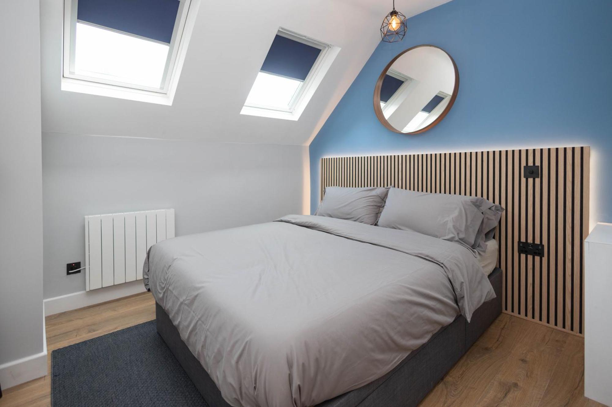 Flat In 10 Mins Walk To Apartment