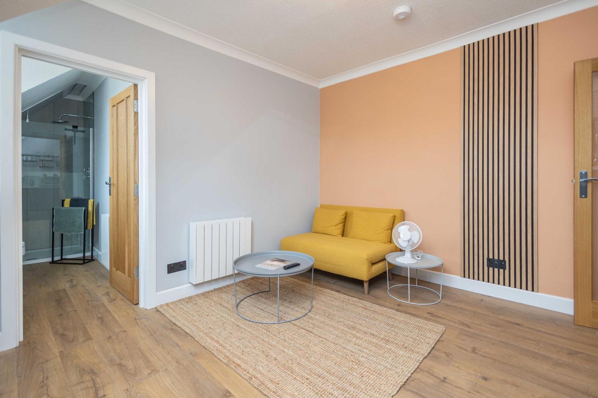Flat In 10 Mins Walk To Apartment